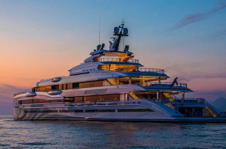 Luxury yacht Charter in Dubai